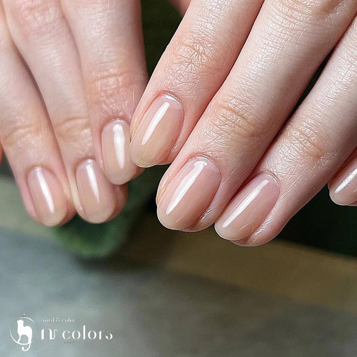 クリアに近いベージュネイル