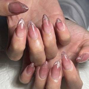 【2025年初冬】爪が伸びても目立たない。最新透け感ピンクネイル5選