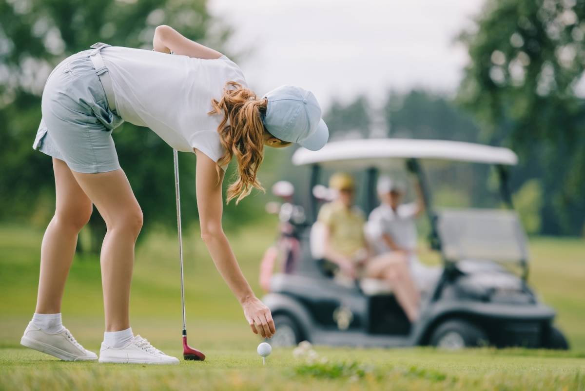 狙いを定める女性ゴルファー