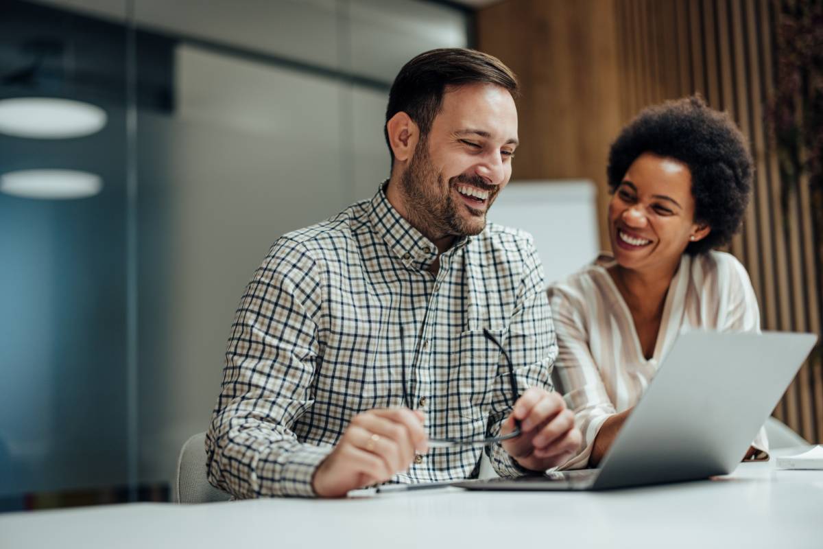 オンラインミーティング中の男女