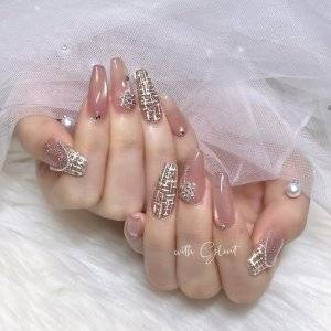 【2025年初冬】あたたかみのある手元へ。最新ピーチピンクネイル5選