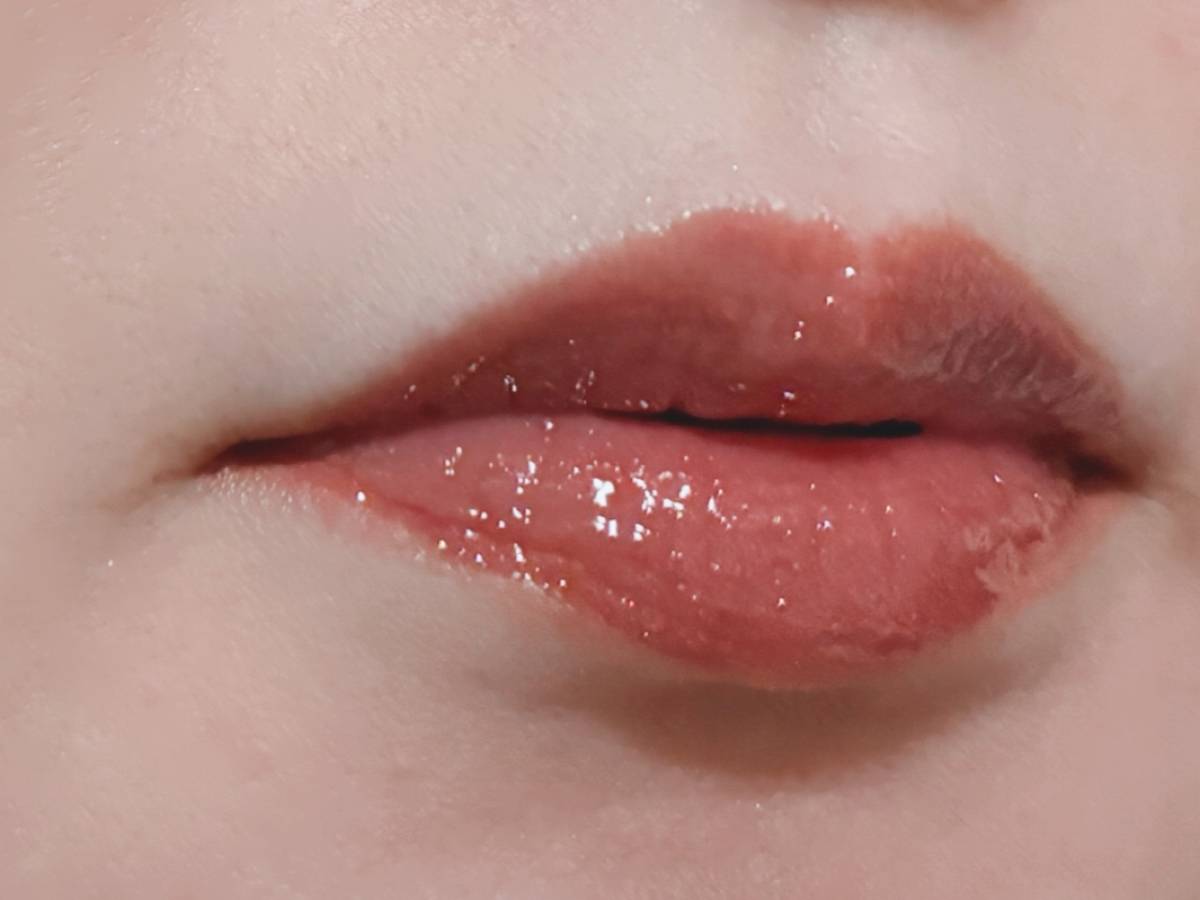 matsukiyo muice マツキヨ ミュアイス ちゅるリップランパー MC03 ベリーベリーシャワー 塗布後 筆者唇