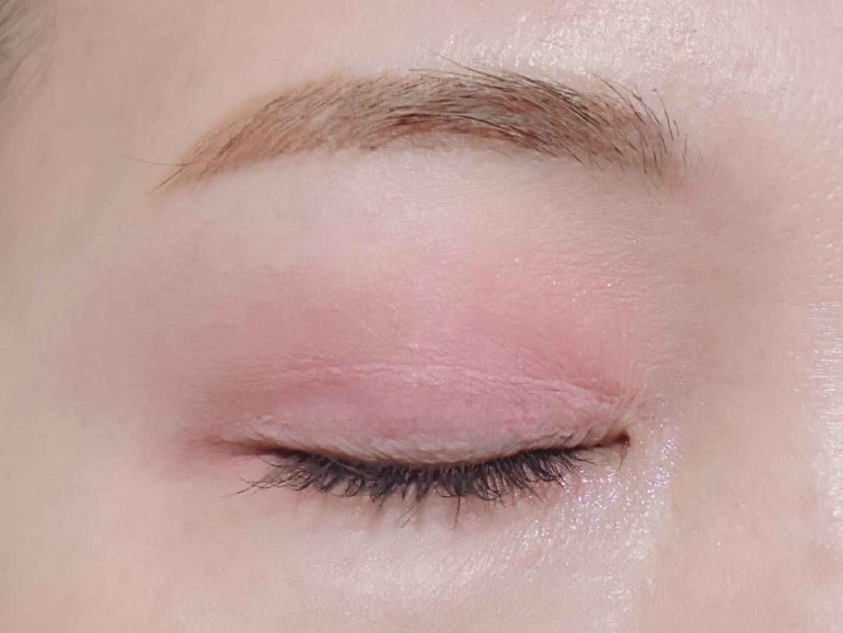 matsukiyo upink マツキヨ ユーピンク シャインオンステージアイパレット MC02 ラベンダーリボン アイシャドウ 塗布後 目閉じ