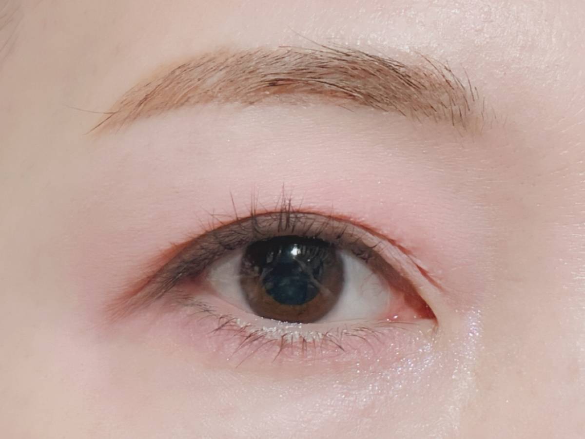 matsukiyo upink マツキヨ ユーピンク シャインオンステージアイパレット MC02 ラベンダーリボン アイシャドウ 塗布後 目開け