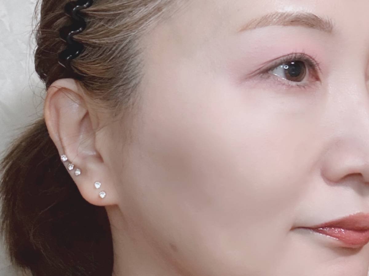 matsukiyo upink マツキヨ ユーピンク シャインオンステージアイパレット MC02 ラベンダーリボン アイシャドウ 塗布後 目開け 引き画像