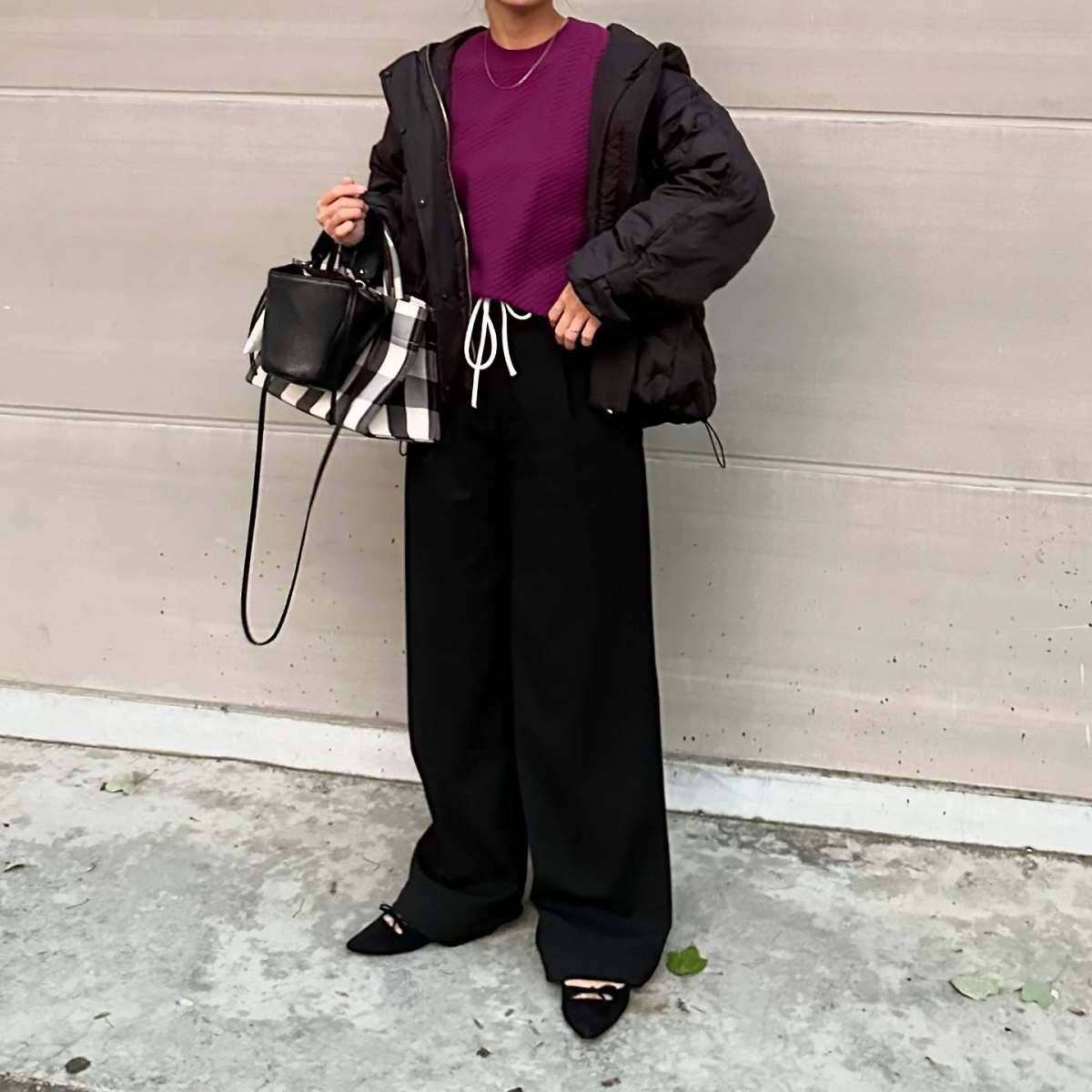 カラートップス×柄バッグ