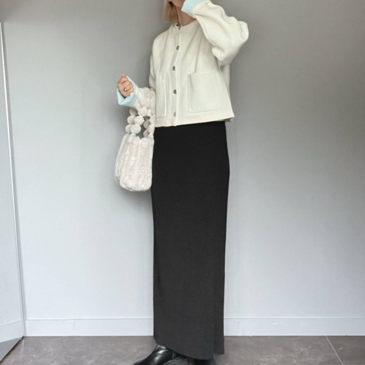 モノトーンコーデの女性