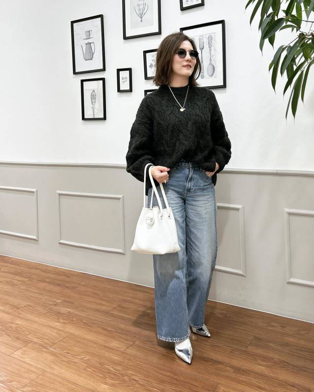 メタリックカラーのパンプスをアクセントに!