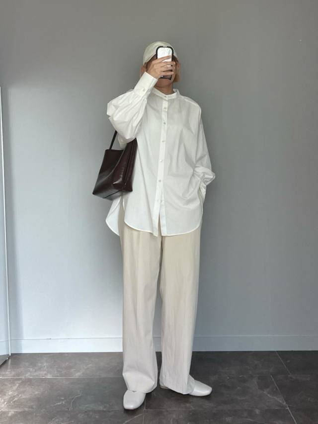 黒小物をきかせたホワイトコーデ