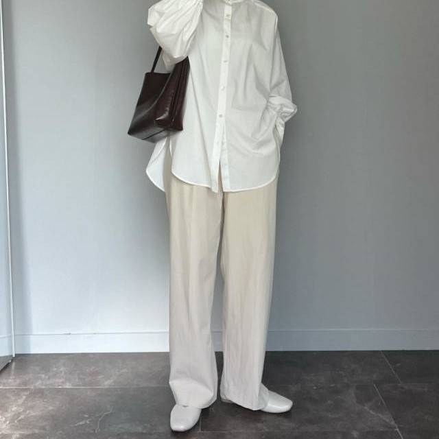 オールホワイトコーデの女性