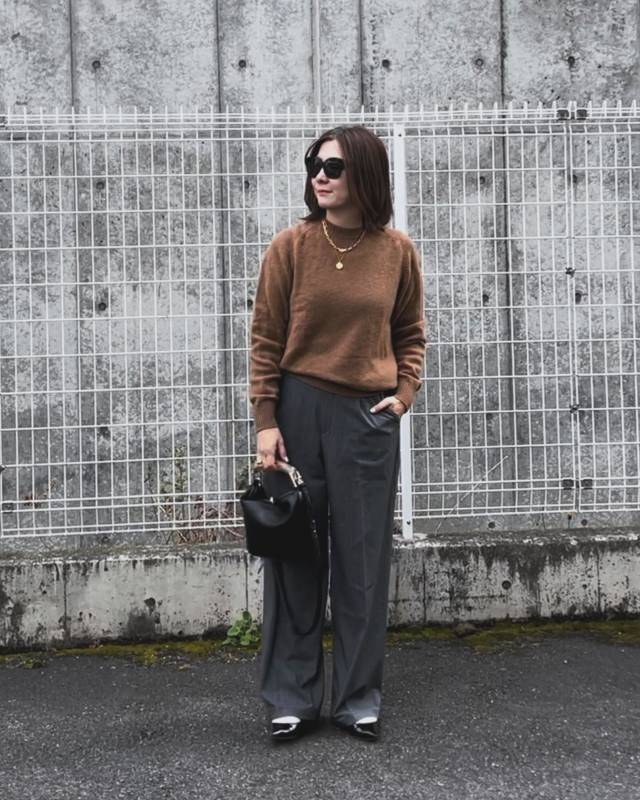 ブラウンニット×デニムパンツ