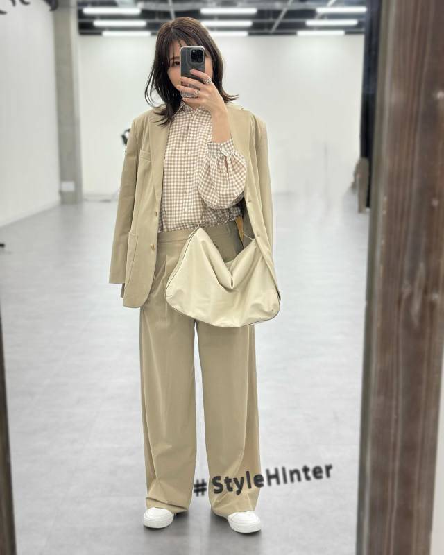 ベージュのワントーンコーデ