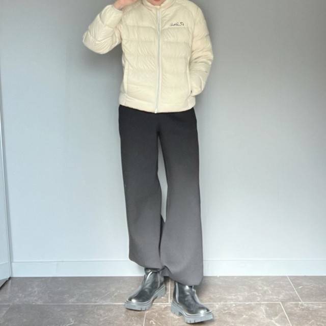 モノトーンコーデの女性