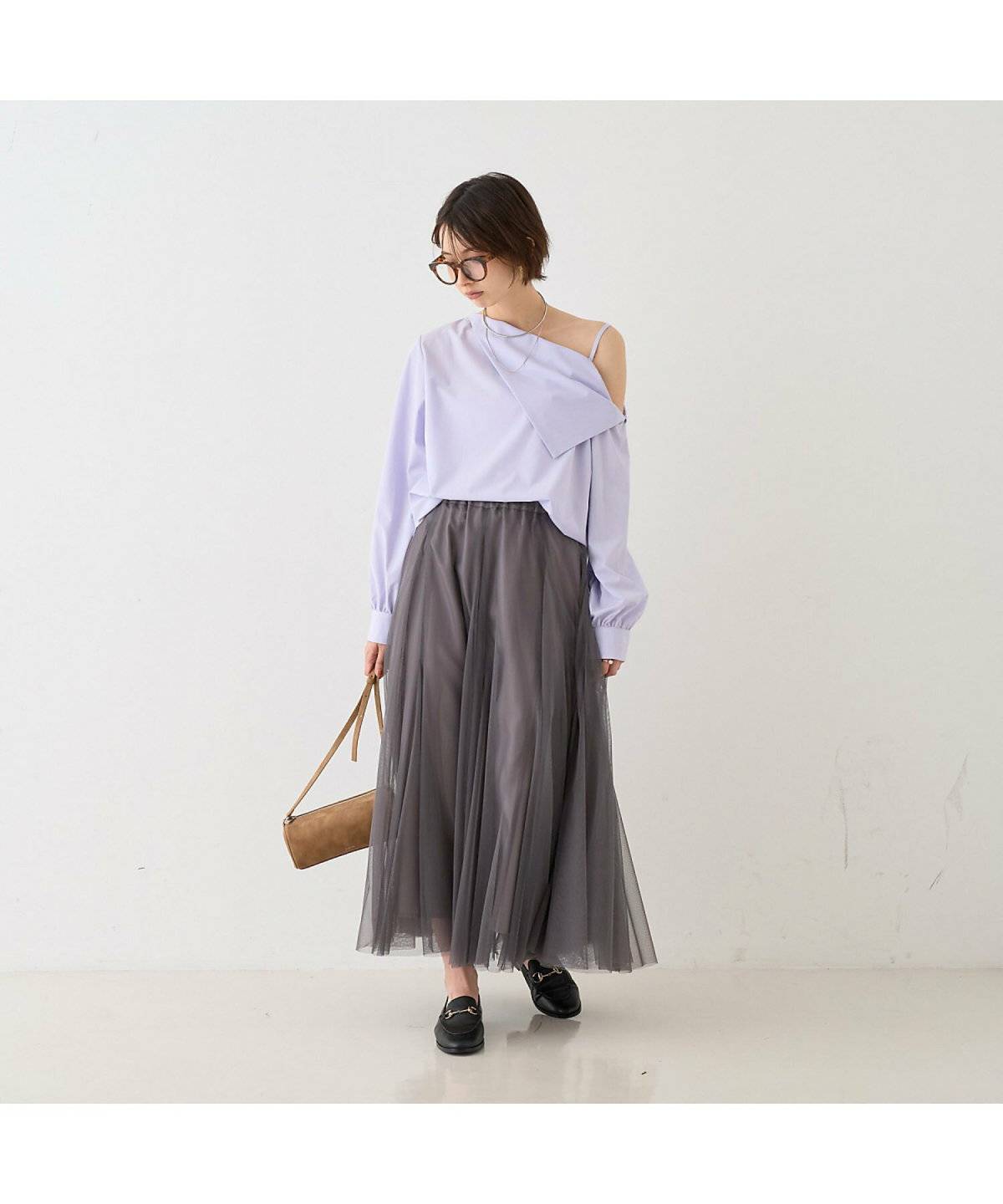 ブラウスにスカートを合わせた女性