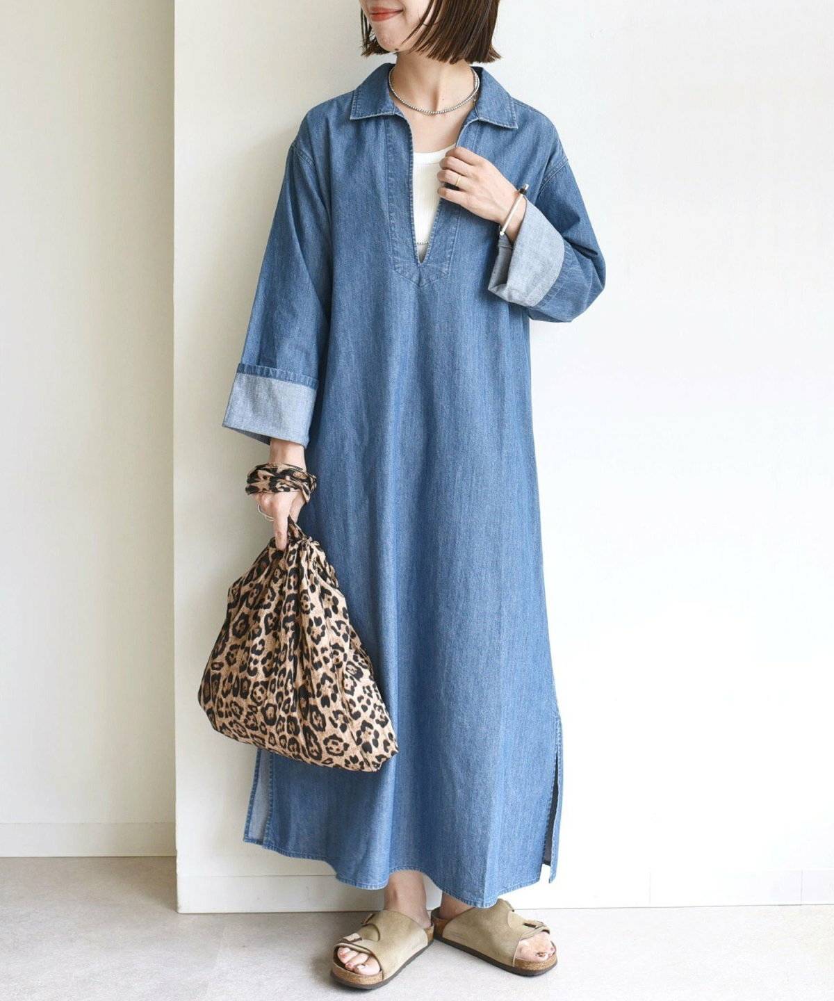 デニムワンピースを着た女性