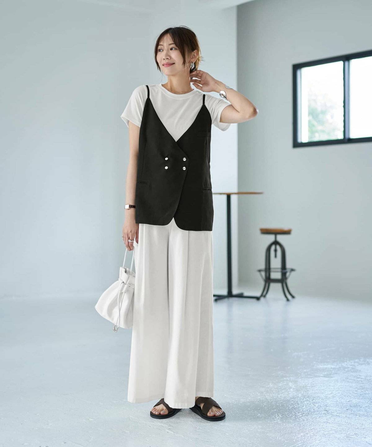 モノトーンコーデの女性