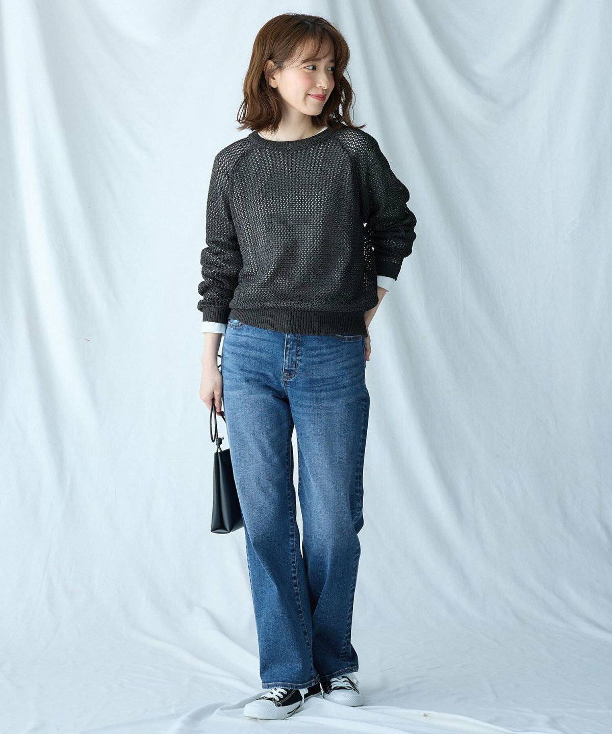 オールブラックコーデの女性