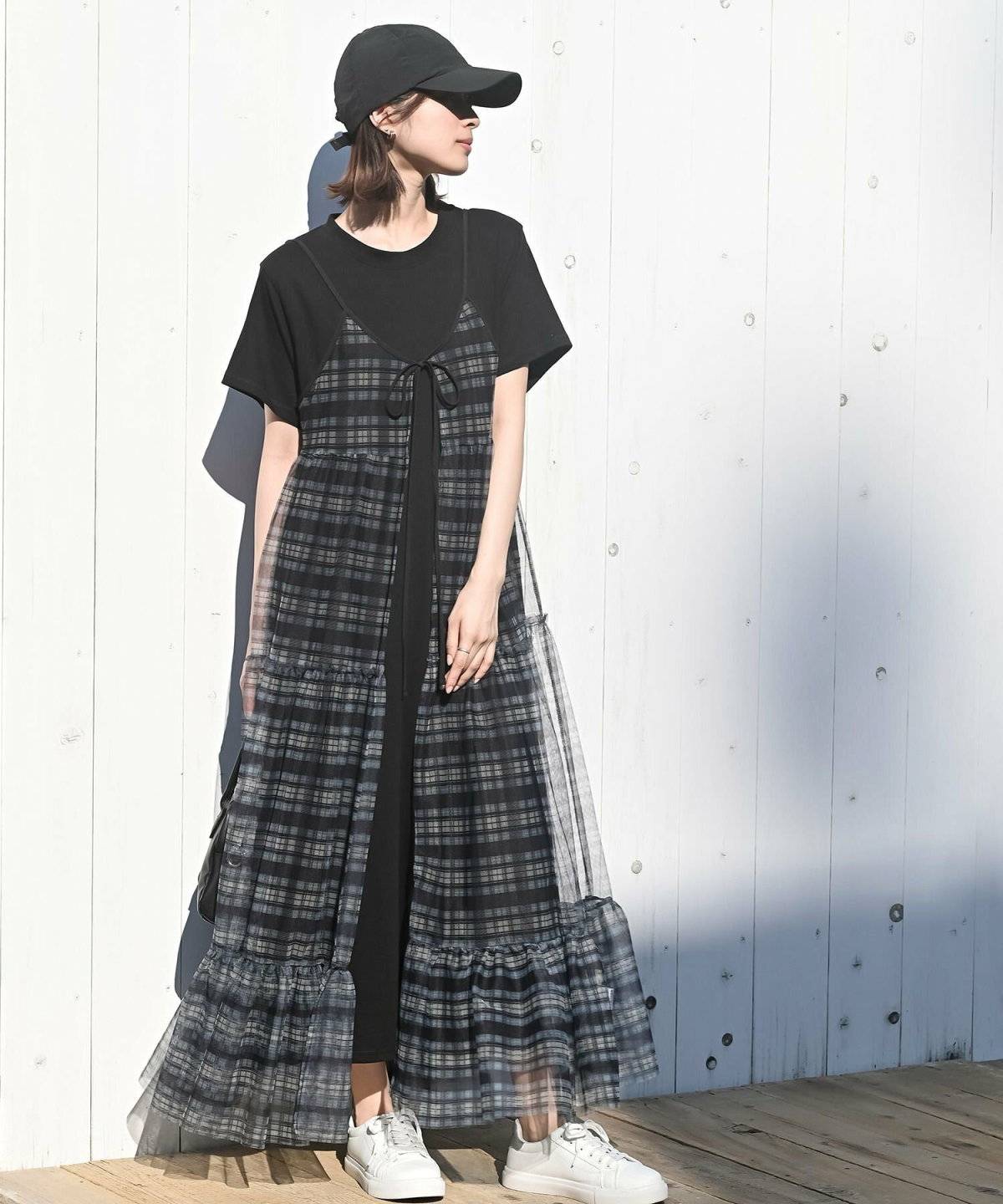 黒ワンピースを着た女性