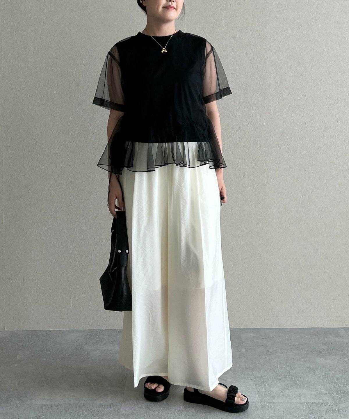 モノトーンコーデの女性