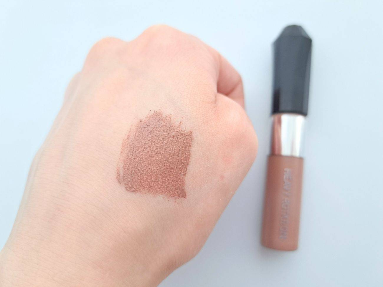 ヘビーローテーション カラーリングアイブロウEX 15 ダスキーローズの手元スウォッチ