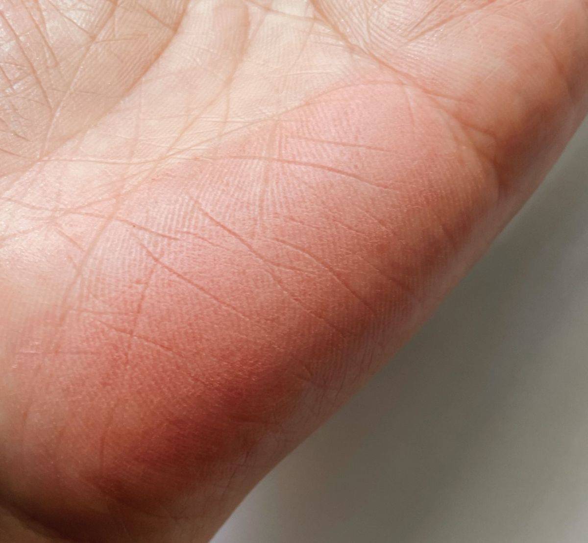 セザンヌの「チークブラッシュ」04ピュアピンク スウォッチ