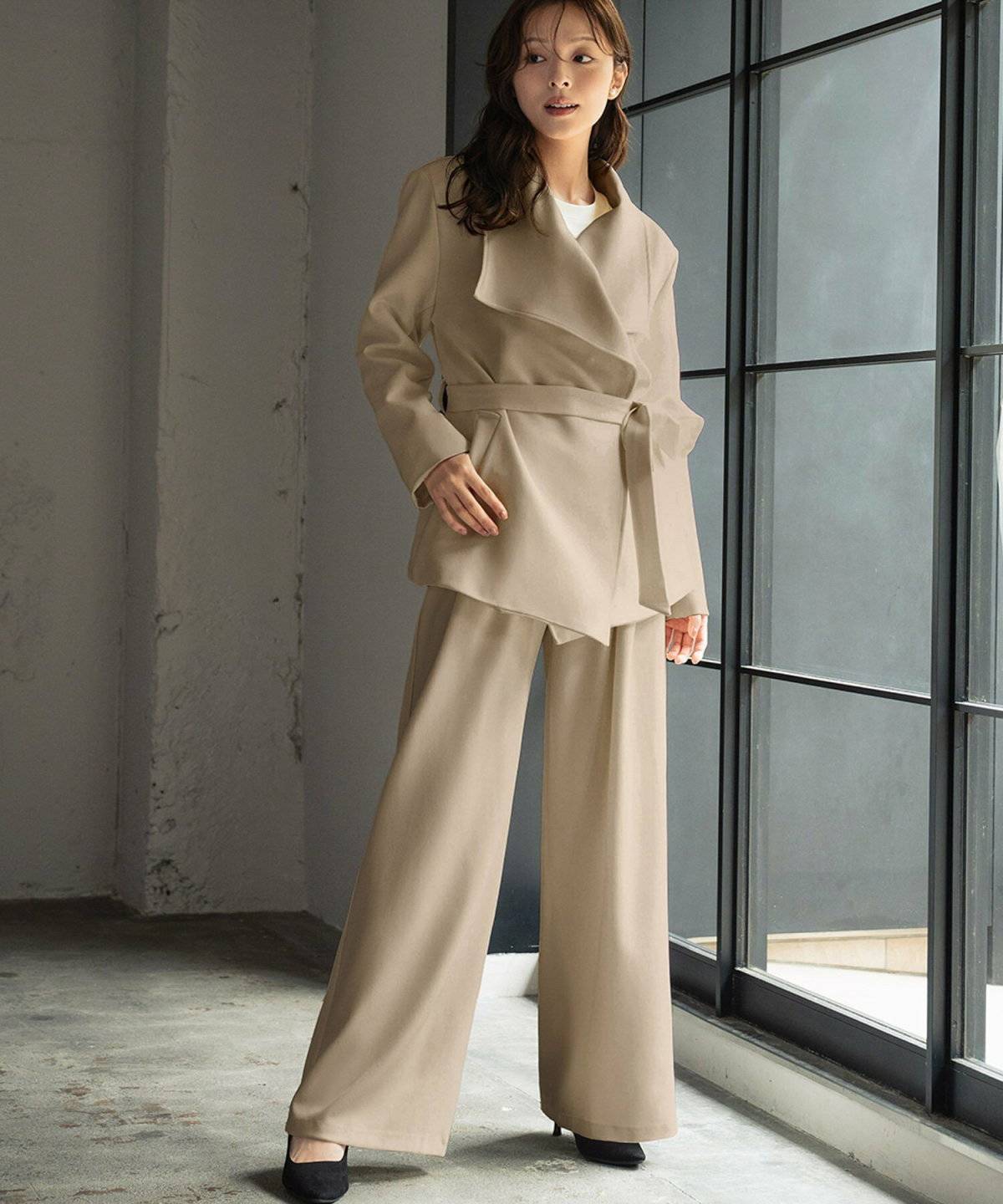 パンツコーデの女性