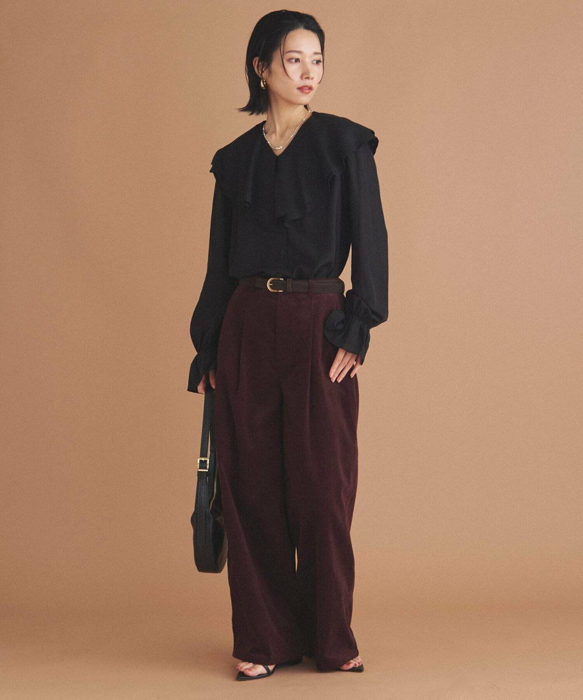 パンツコーデの女性