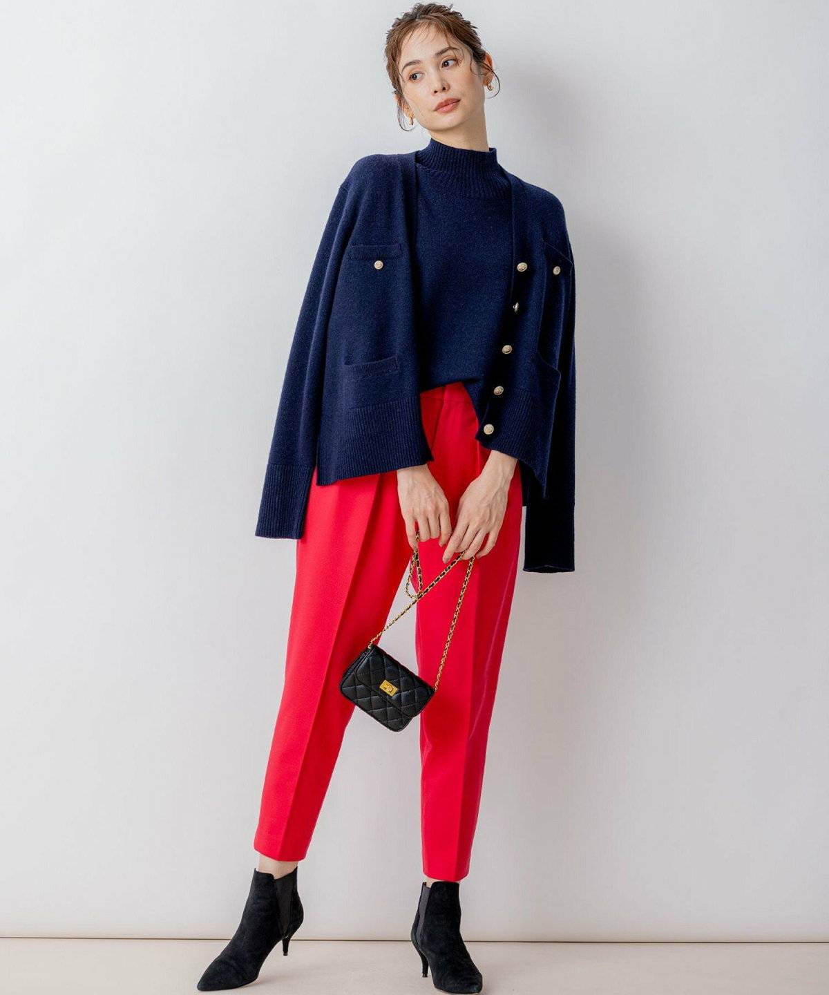 パンツコーデの女性