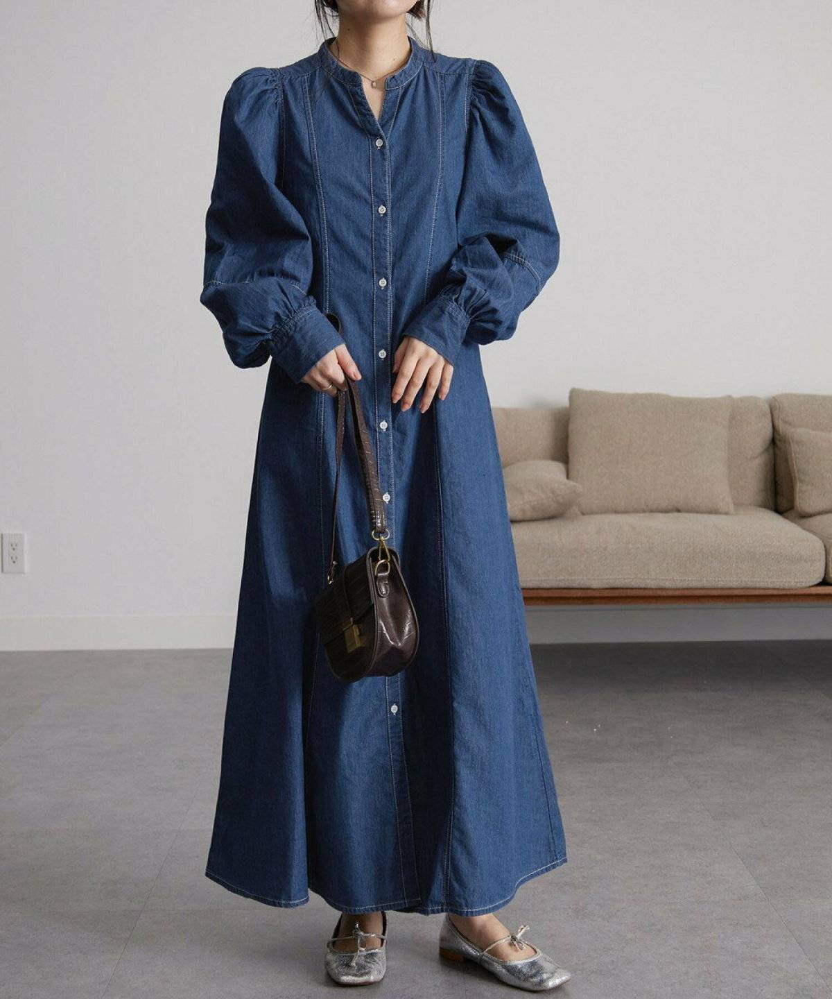 ワンピースコーデの女性