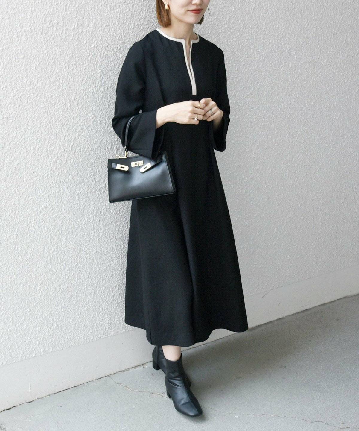 ワンピースコーデの女性