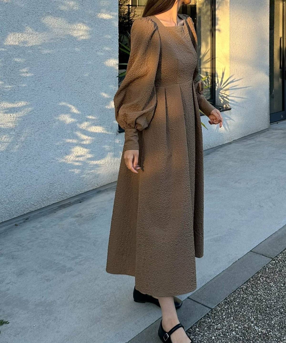 ワンピースコーデの女性