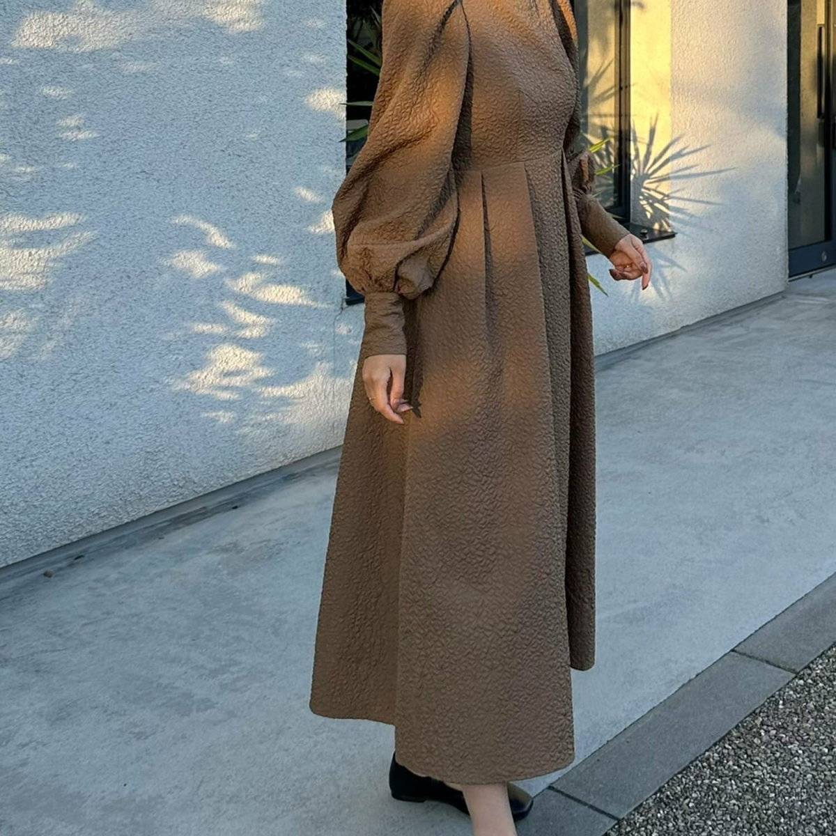 ワンピースコーデの女性