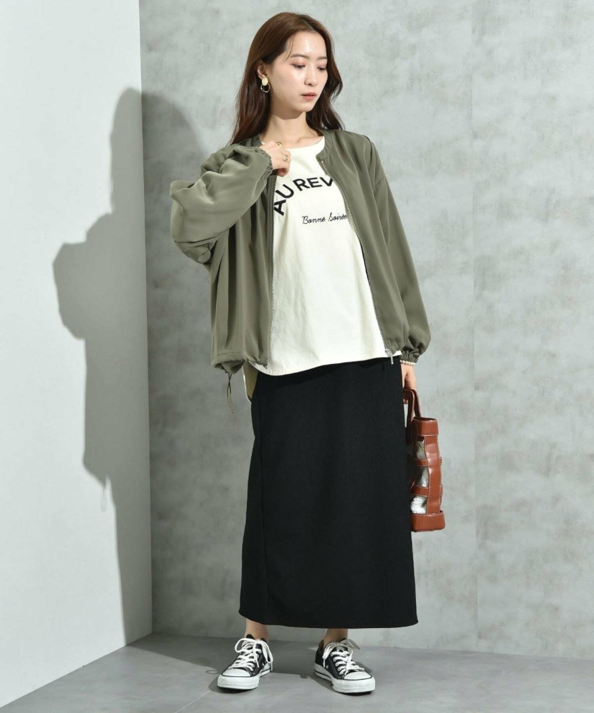 カーキのブルゾンコーデ
