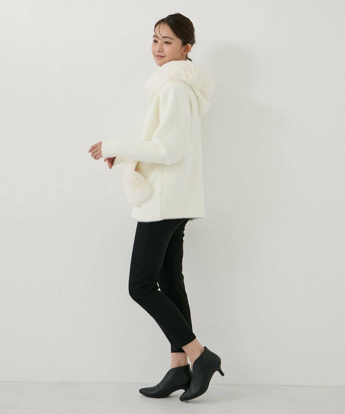 白のブルゾンコーデ