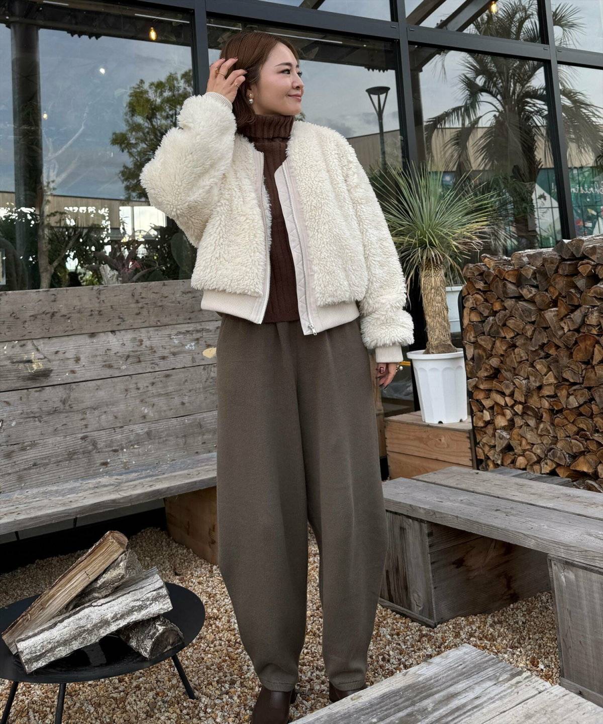 白のブルゾンコーデ