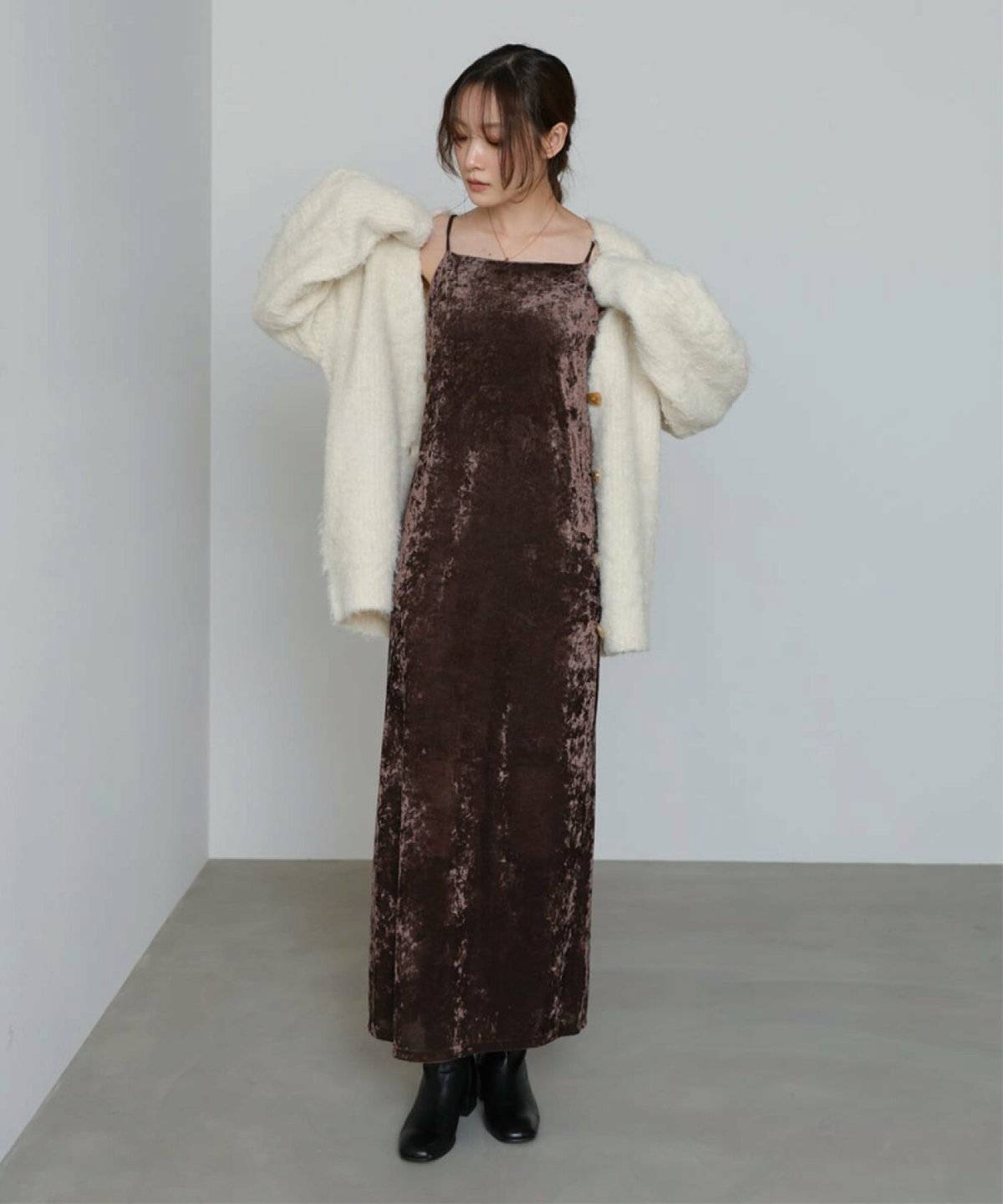 モノトーンコーデの女性