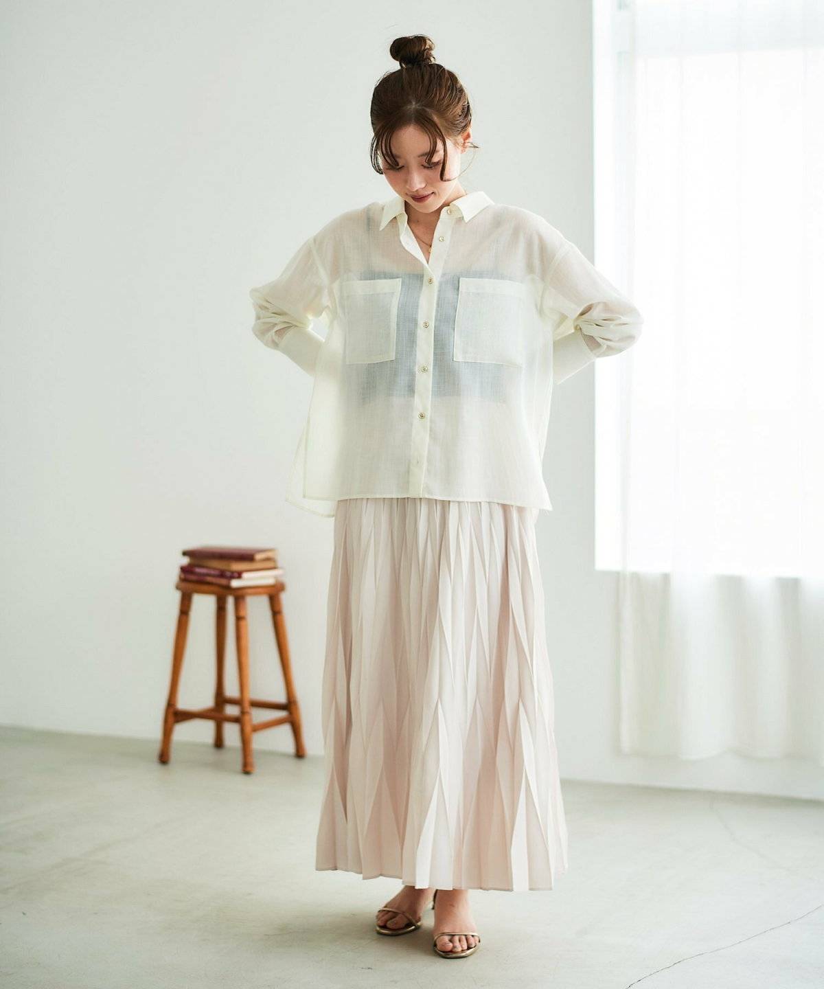 淡色コーデの女性