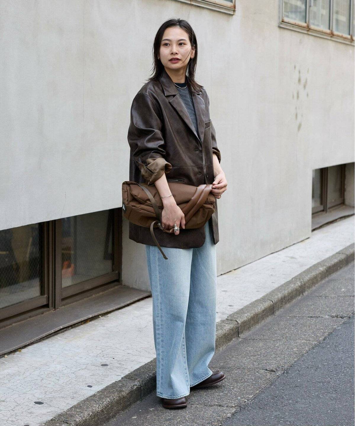ライダースジャケットを羽織ってデニムを合わせた女性
