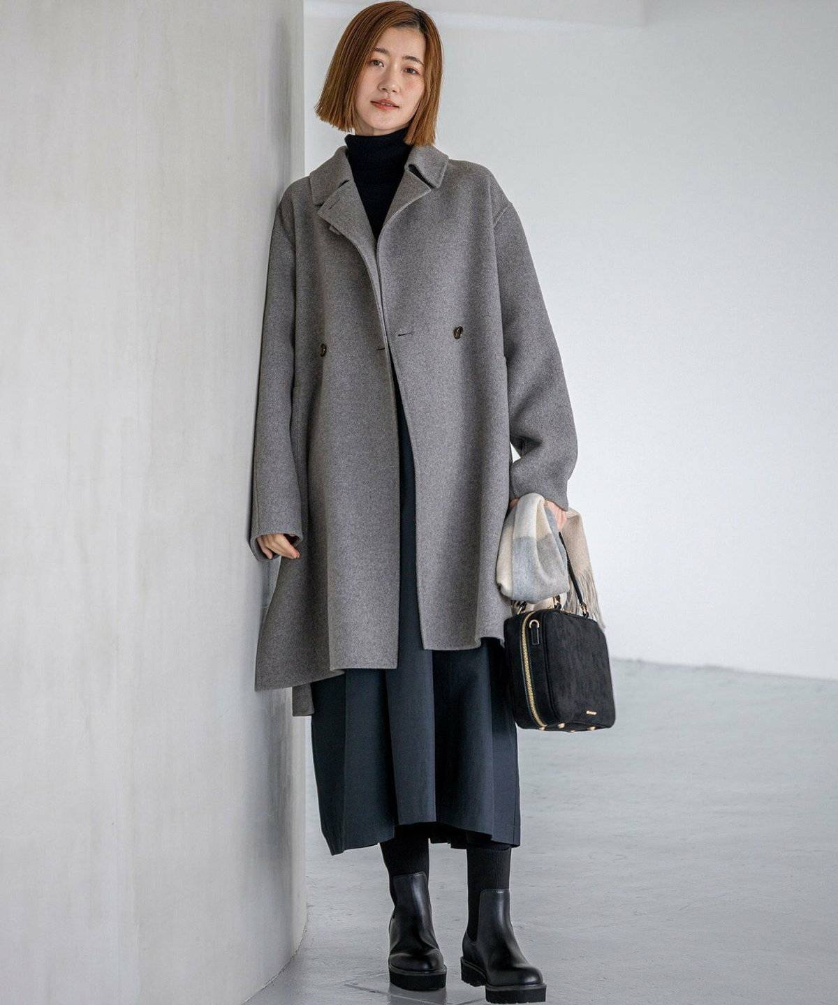 ワンピースコーデの女性