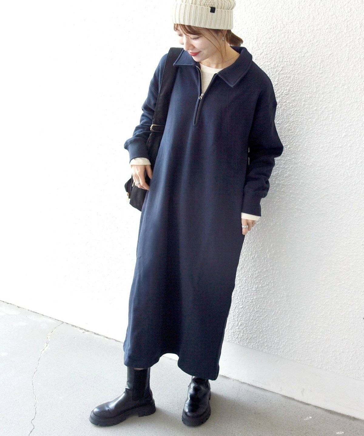 ワンピースコーデの女性