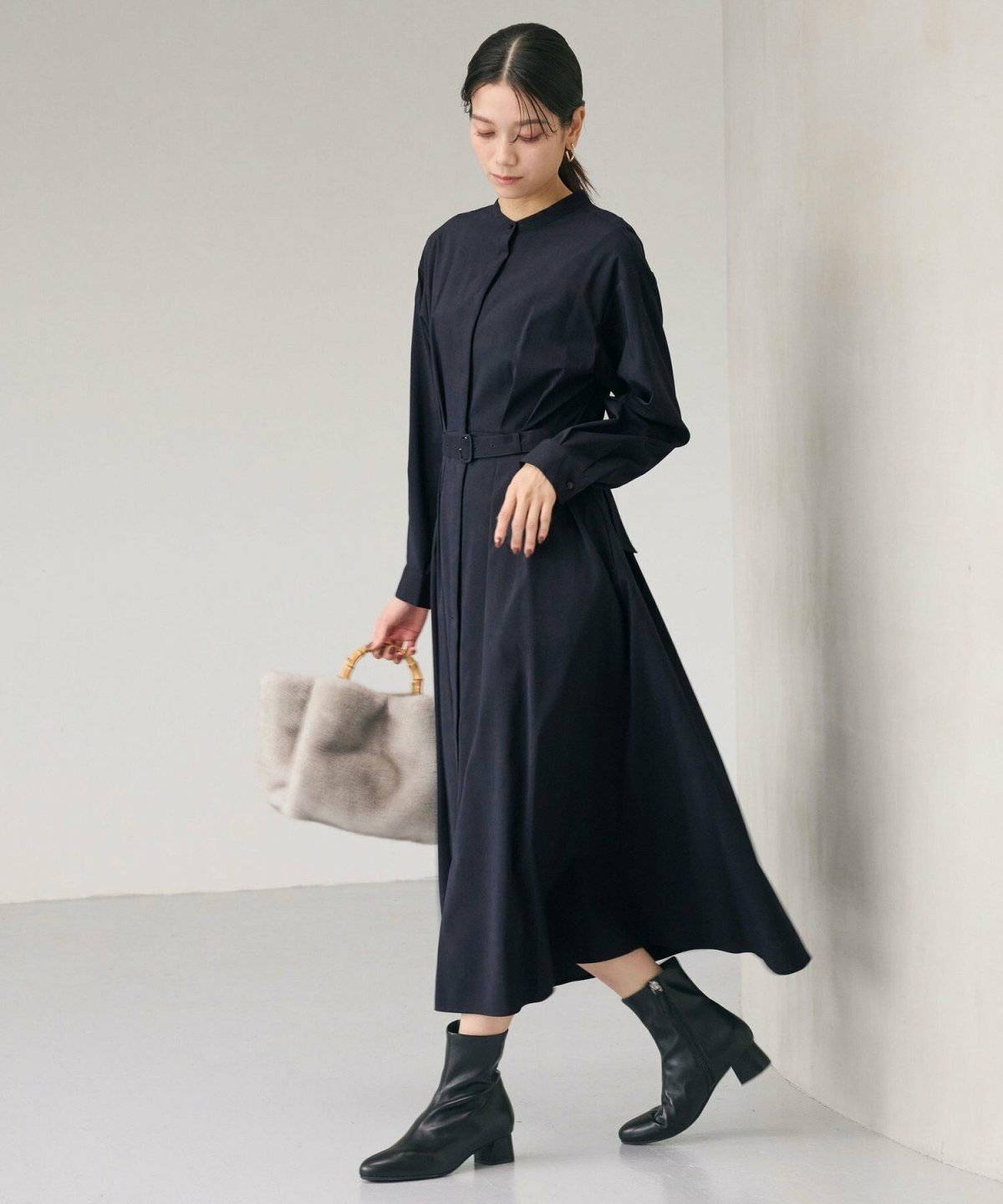 ワンピースコーデの女性