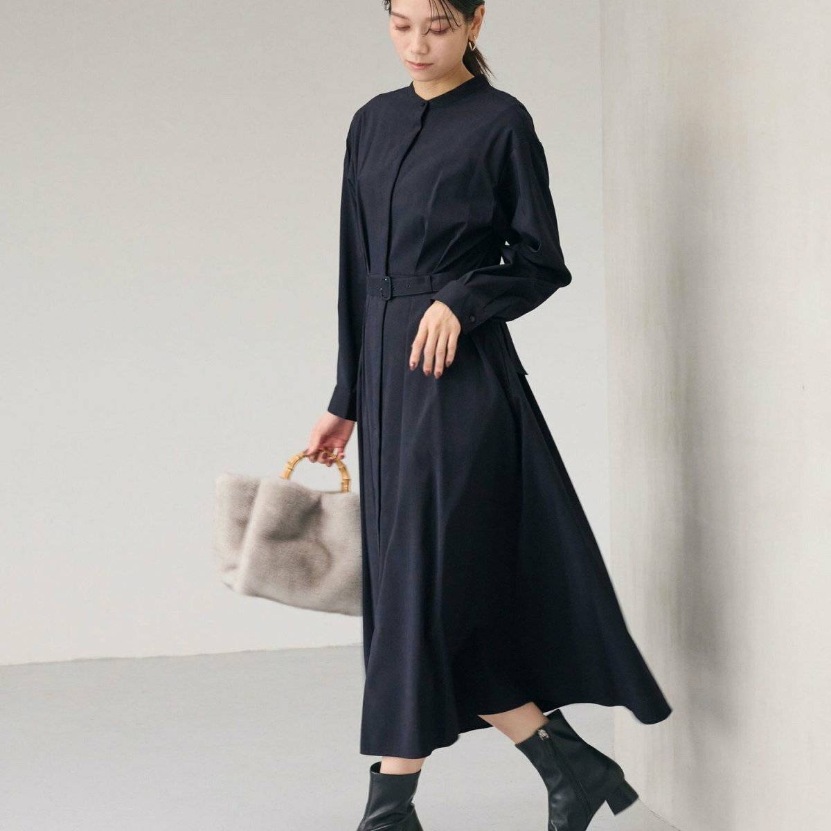 ワンピースコーデの女性