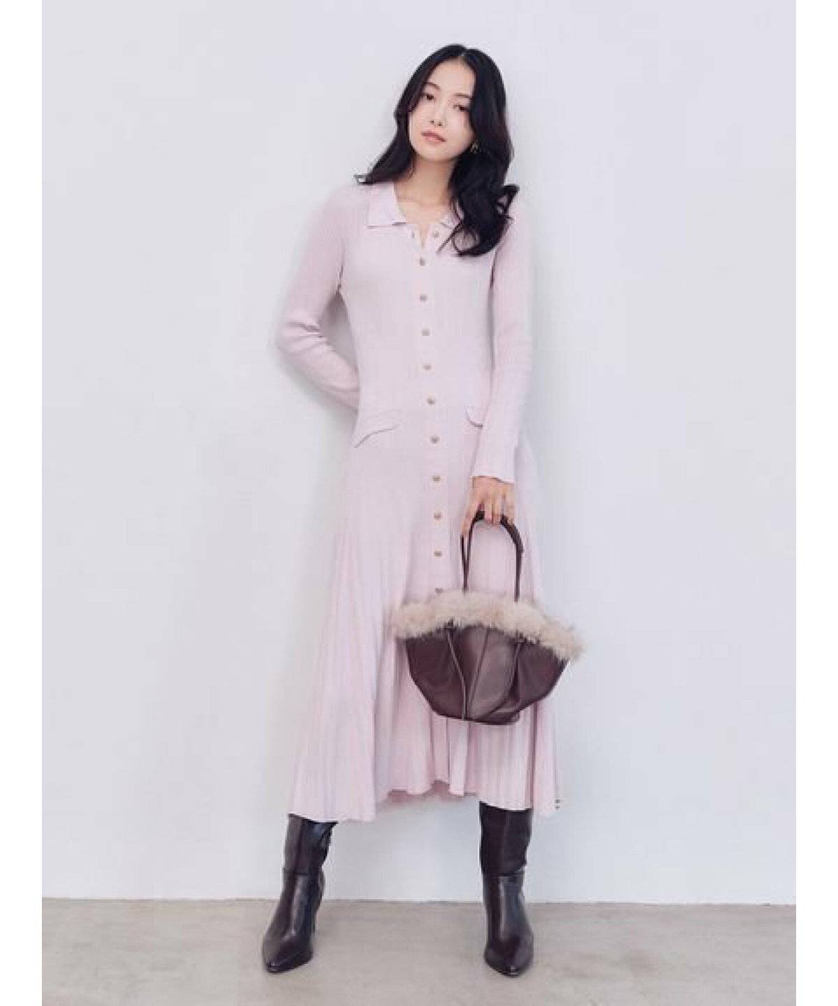 ワンピースコーデの女性