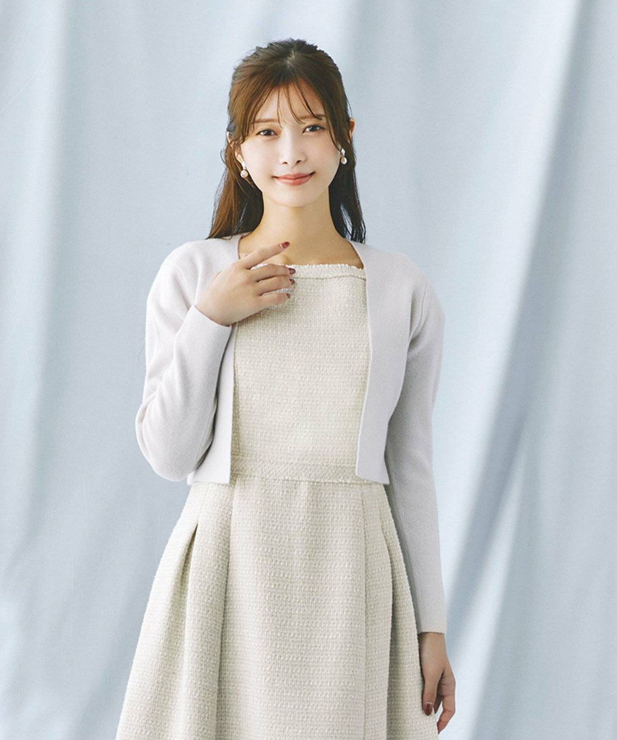 ワンピースコーデの女性