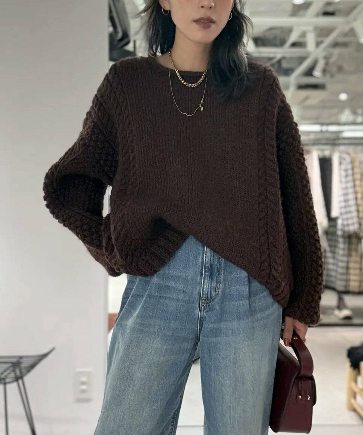 パンツコーデの女性