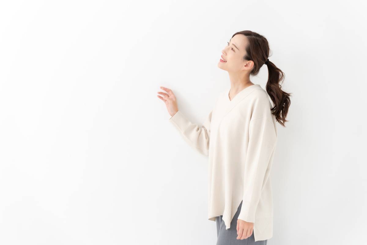 白スウェットを着た女性