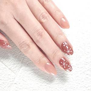 冬にやりたいデザイン。不器用さん向けの「雪の結晶ネイル」のやり方