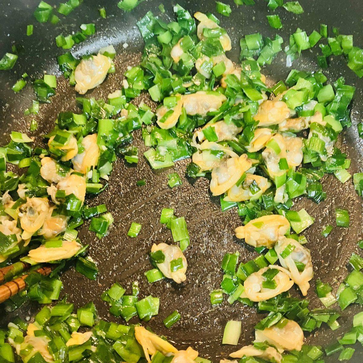 マルちゃん公式の「牡蠣のガーリックバター焼そば」のレシピ