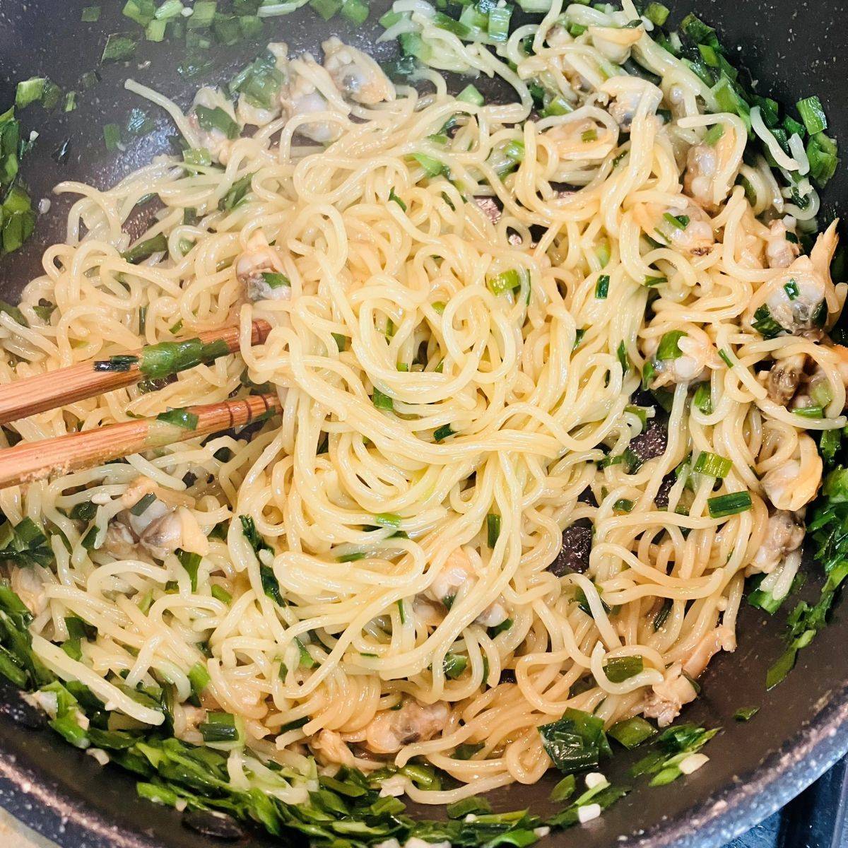 マルちゃん公式の「牡蠣のガーリックバター焼そば」のレシピ