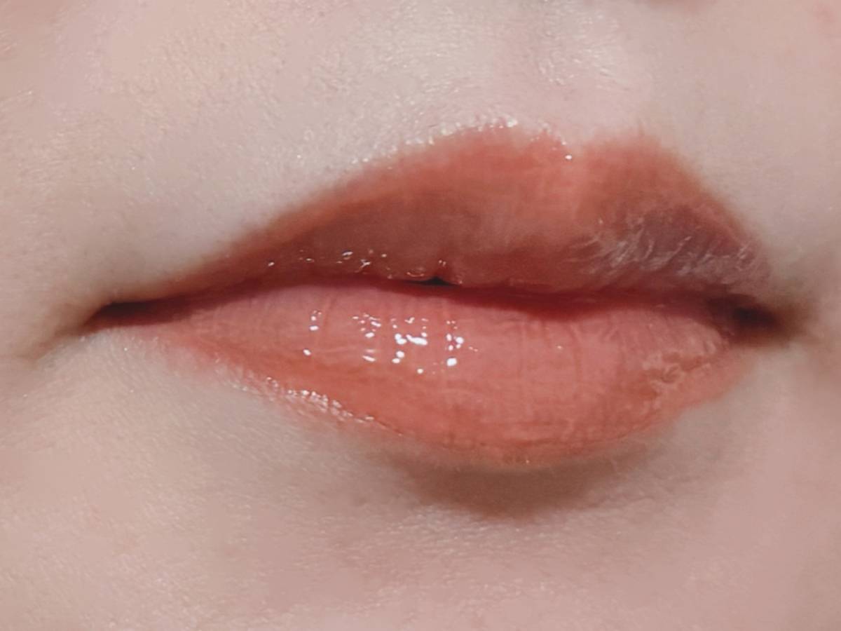 matsukiyo マツキヨ muice ミュアイス ちゅるリップランパー MC01 キャンディーベージュ 塗布後 筆者唇